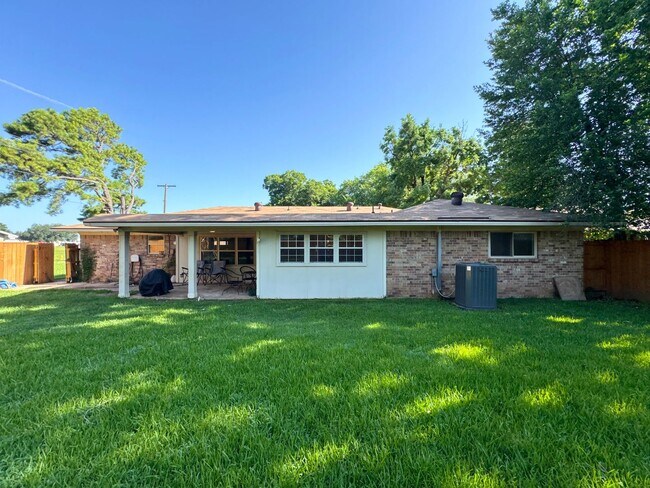Building Photo - Bellaire Home!