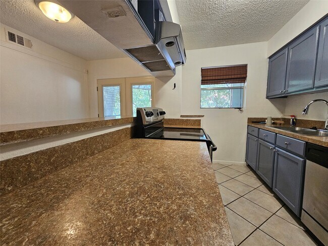 Building Photo - 8287 Kingsbrook Rd