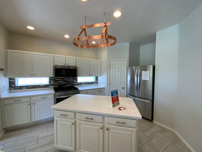Building Photo - 3 Bedroom Single Story Home Available Near...