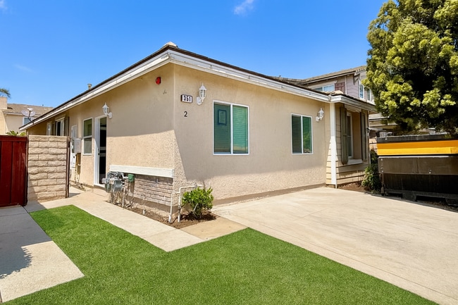 Building Photo - 351H2 - Oxnard | 2 Bed 1 Bath | Newly Reno...