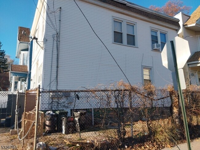 Building Photo - 195 Reynolds St
