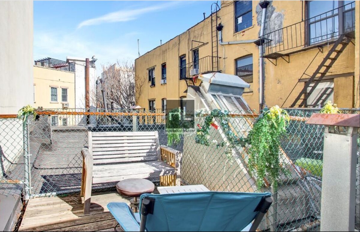 Building Photo - East 12th Street