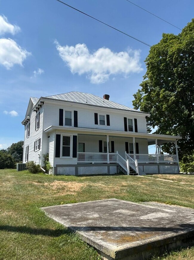 Building Photo - Beautiful 4-bedroom Farmhouse in Raphine a...