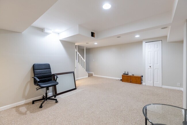 Building Photo - 2 bed 2.5 bath