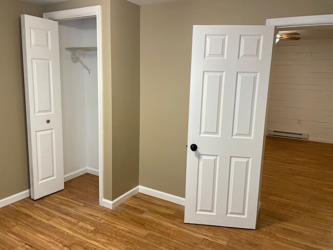 Building Photo - Newly Updated 4 Bedroom 1 Bathroom Townhom...