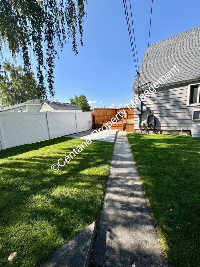 Building Photo - $500 off first months rent on 3 bed 2 bath...