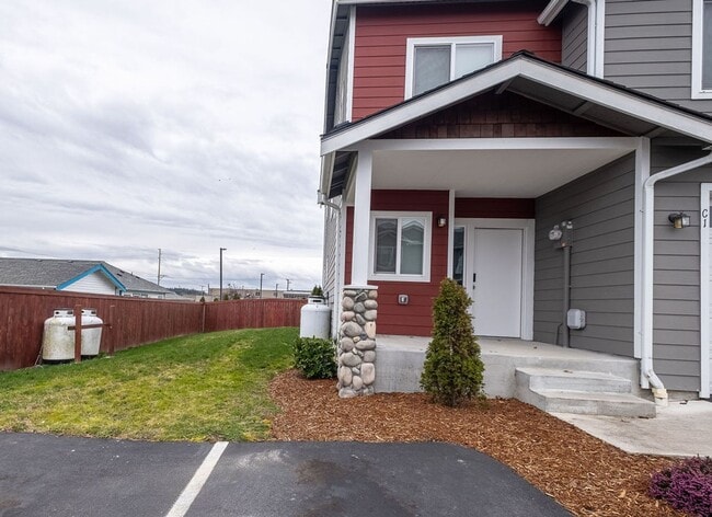 Building Photo - 3 bed 2.5 bath townhouse with garage.