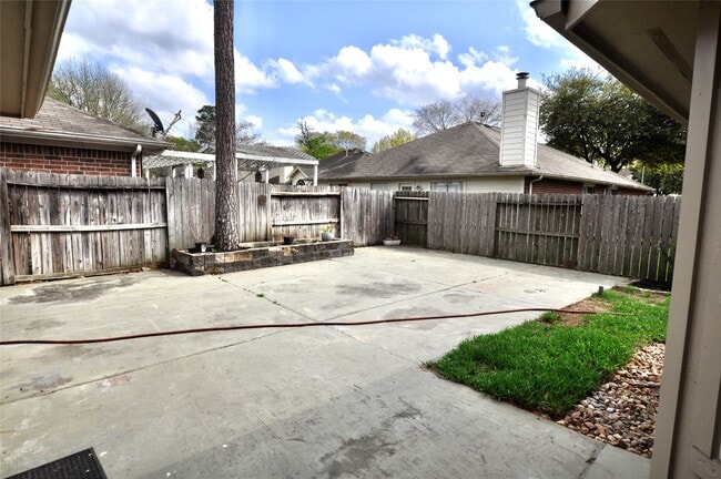 Building Photo - 26983 Crown Haven Dr