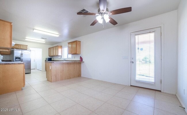 Building Photo - 37718 W Wedgewood Ave