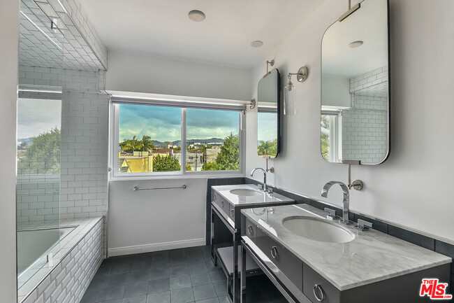 Building Photo - 440 S Roxbury Dr