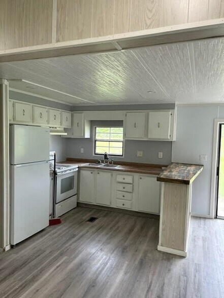 Building Photo - 18 Oak Dr