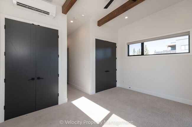 Building Photo - M713