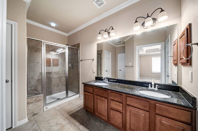 Building Photo - Exceptionally well-maintained Sterling Ridge Townhome boasts an array of desirable features!