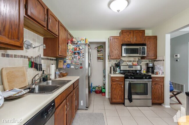 Primary Photo - 250 Shoreline Cir