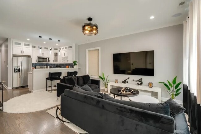 Building Photo - 4634 S Langley Ave