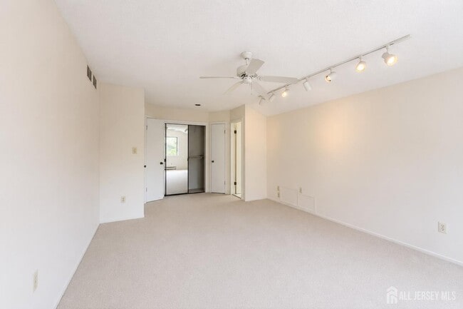Building Photo - 83 Sayre Dr