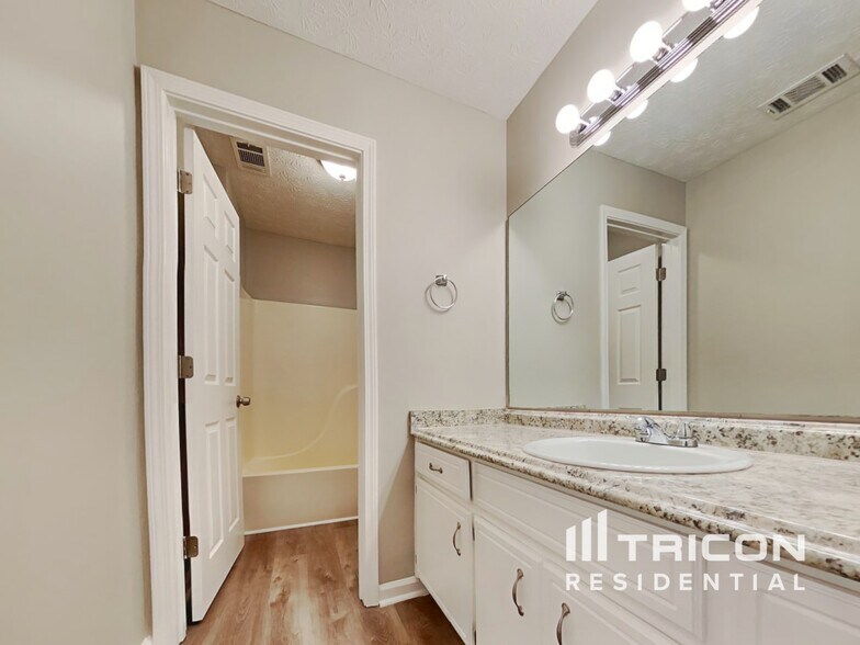 Building Photo - 523 Ashton Manor Dr
