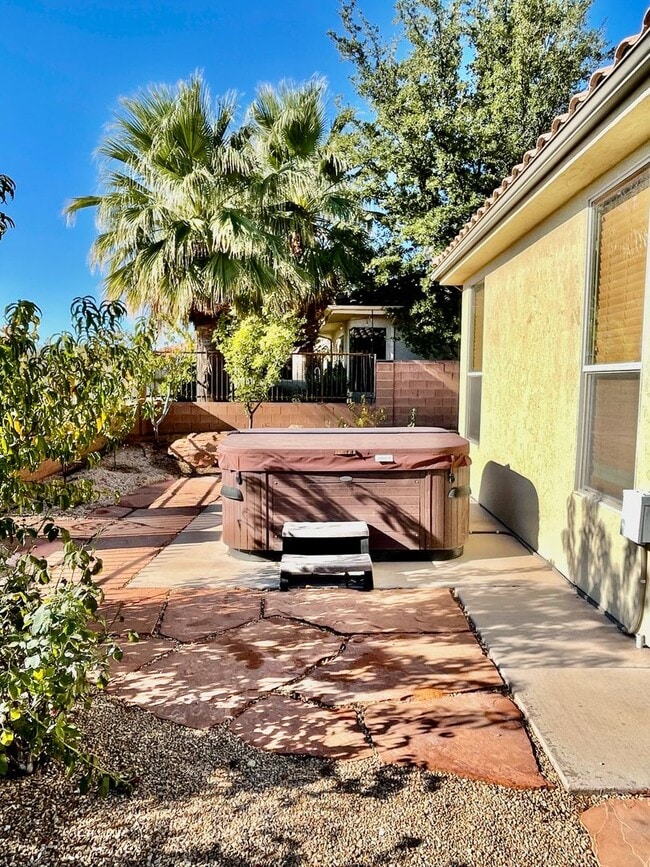 Building Photo - Beautiful Pet-Friendly Home on Green Springs Golf Course