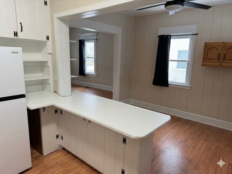 Building Photo - 901 W Main St