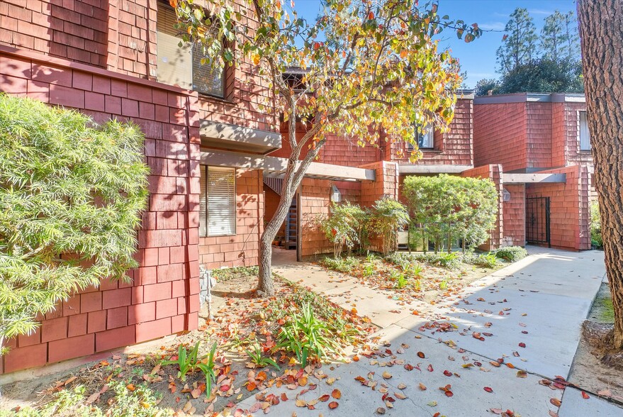 Building Photo - 388 S Prospectors Rd