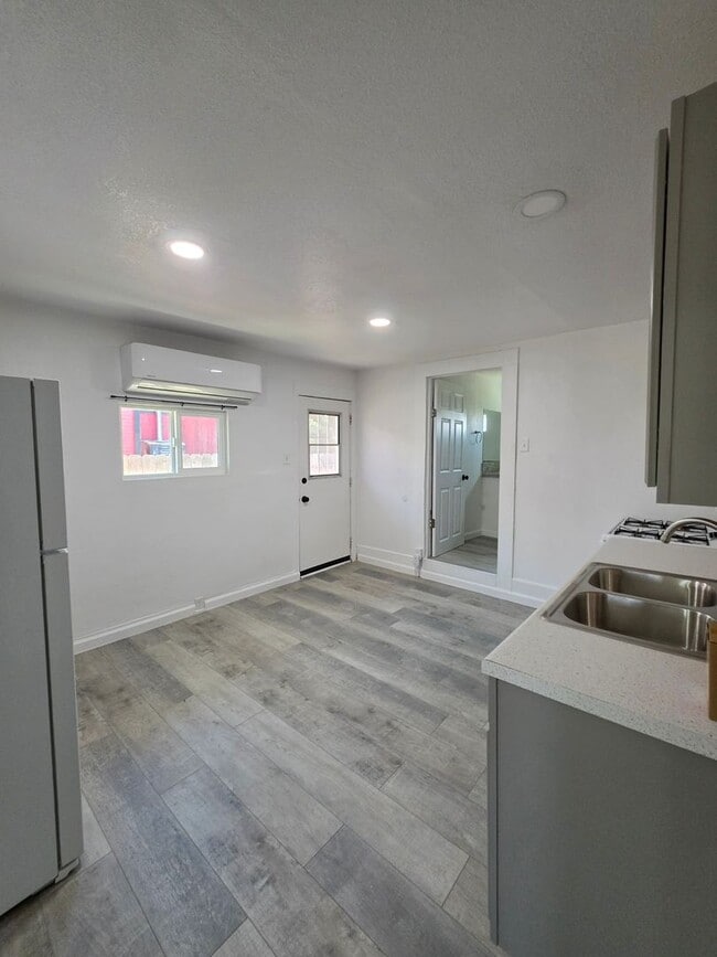 Building Photo - 3 Bedroom 1 Bath Home