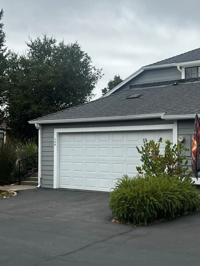 Building Photo - 736 Hillside Dr