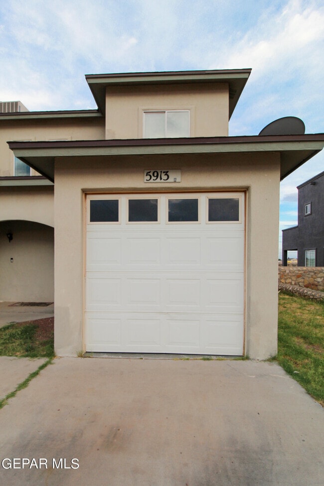 Building Photo - 5913 Cielo Del Rey Pl