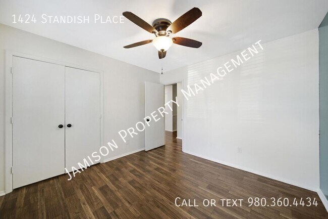 Building Photo - 1424 Standish Pl