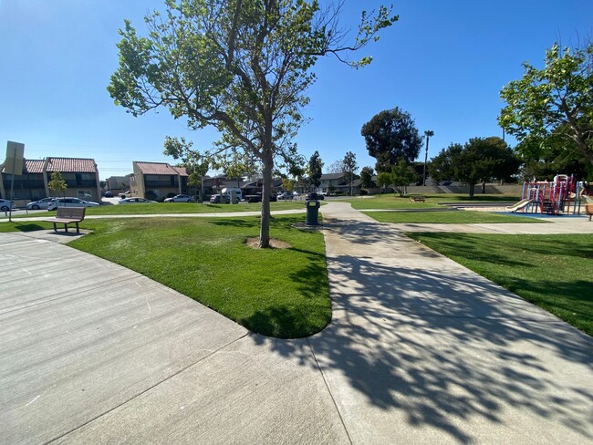 Building Photo - Two Bedroom Huntington Beach Townhouse w/ ...