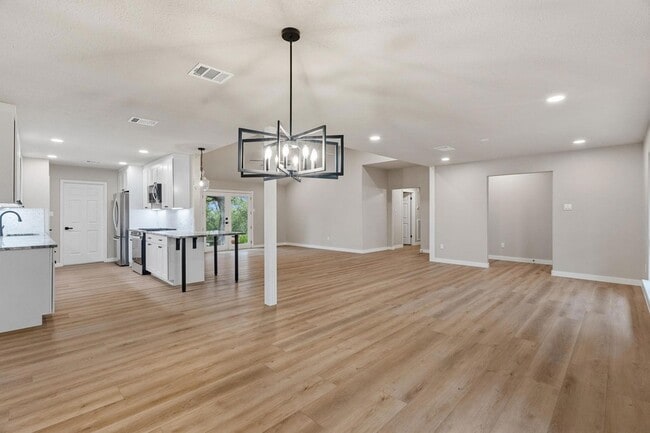 Building Photo - 900 Morgan Hill Dr