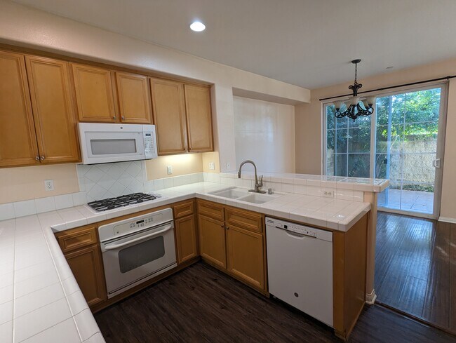 Kitchen & Bar - 2911 Esperanza Way