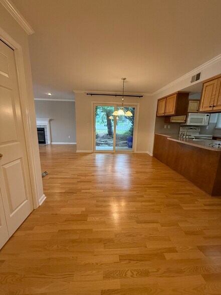Building Photo - 1607 Briarwood Ln