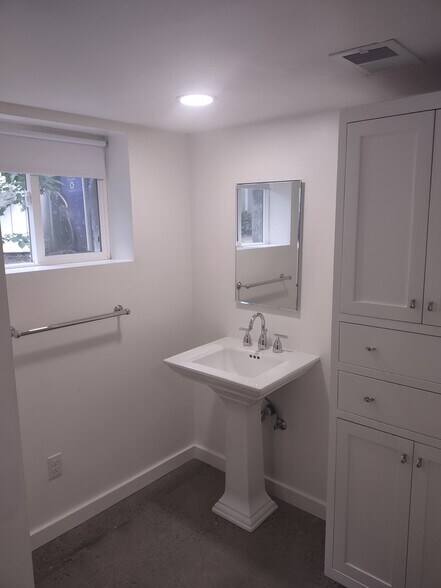 Building Photo - 1627 N Farragut St