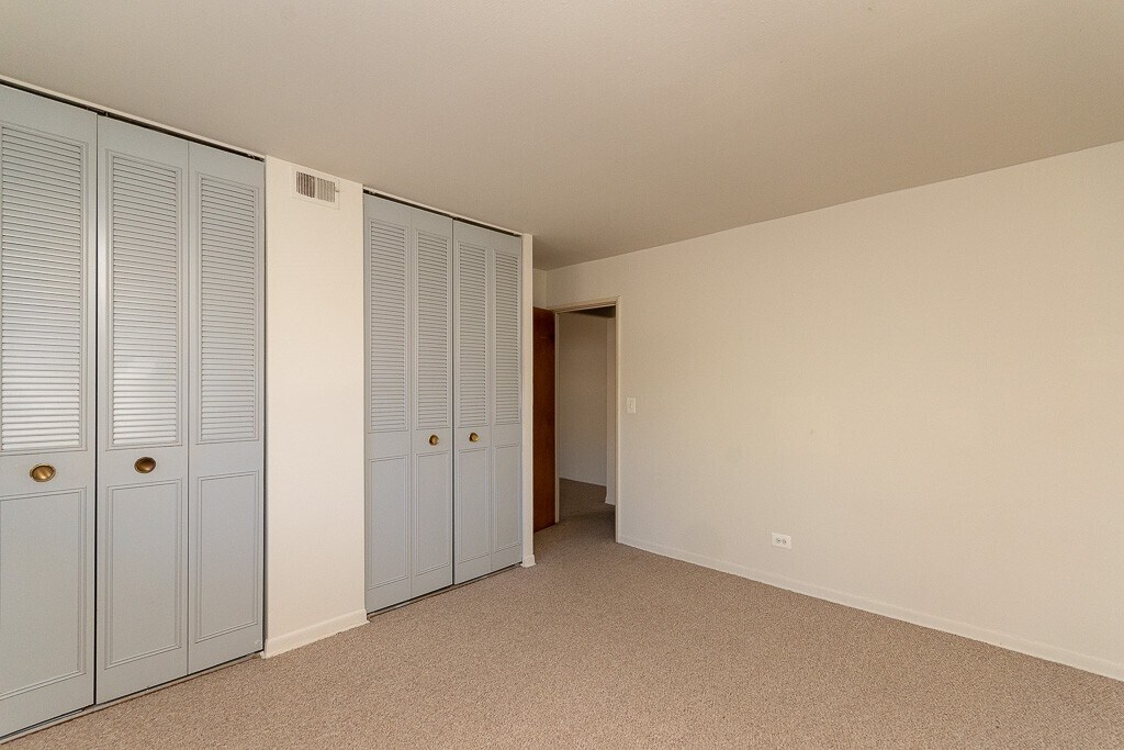 Building Photo - 535 W Aldine Ave