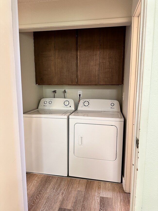 Building Photo - 309/311 Baker St Duplex