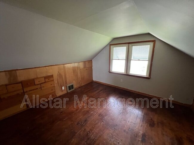 Building Photo - 740 E 254th St