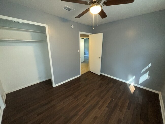 Building Photo - 2732 Woodside Dr