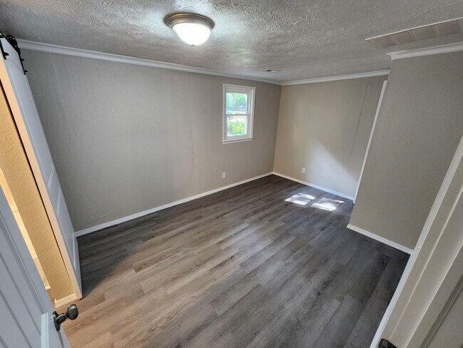 Building Photo - Spacious 3-Bedroom, 2-Bathroom Home AVAILA...