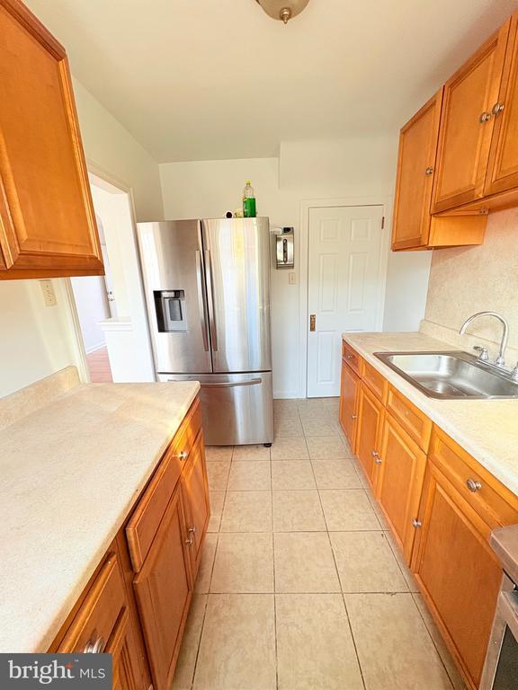 Building Photo - 6045 Summerdale Ave