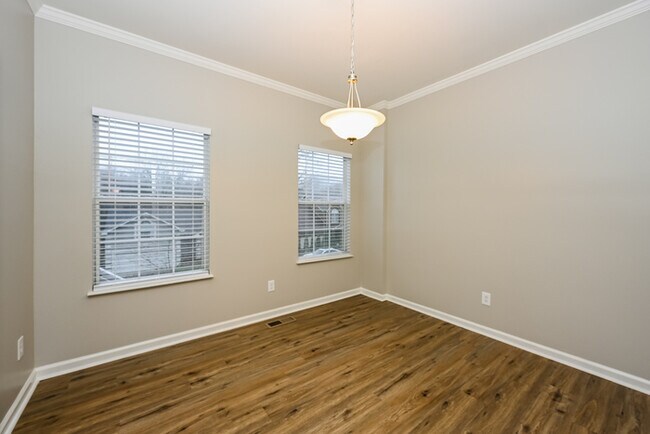 Building Photo - 636 Magnolia Ln