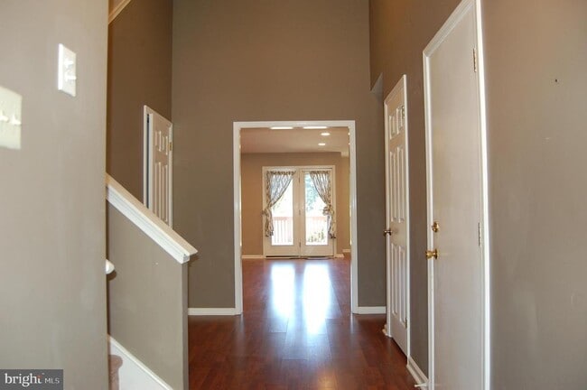 Building Photo - 131 Red Haven Dr
