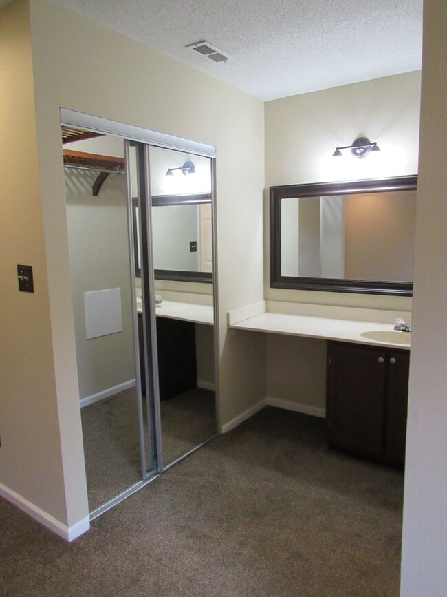 Building Photo - 3 BR 2 BA Hunters Creek