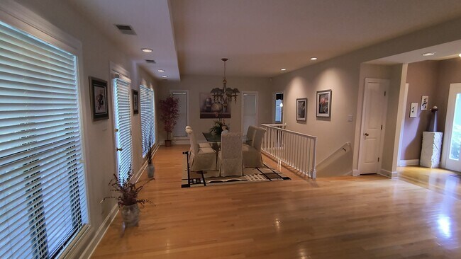 Building Photo - 423 Brightwood Dr