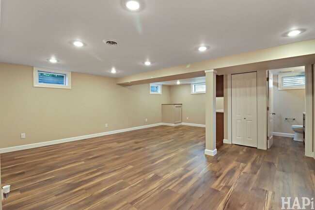 Building Photo - 115 N Hager Ave