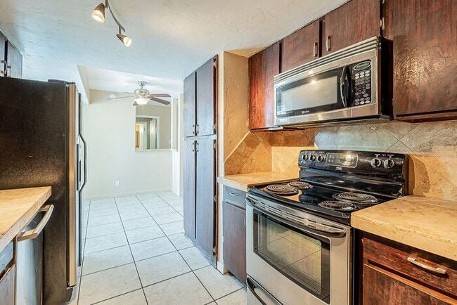 Building Photo - Spacious Upper-Level Retreat Minutes from TMC & St. Joseph’s