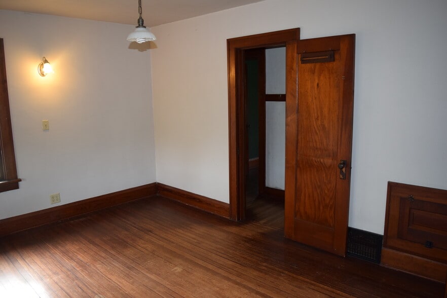 27419 Main Bedroom closet - 27419 Elmtree Rd