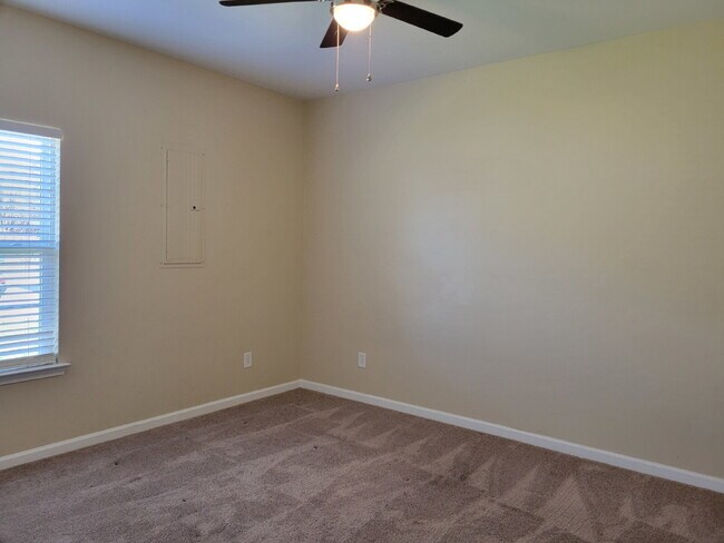 Building Photo - 2 Bed, 2 Bath Apartment with 9-Foot Ceilings in White House