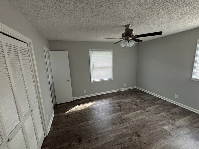 Building Photo - 927 Kenwood Dr