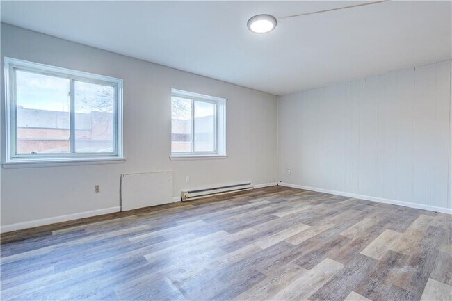 Building Photo - 404 Main St