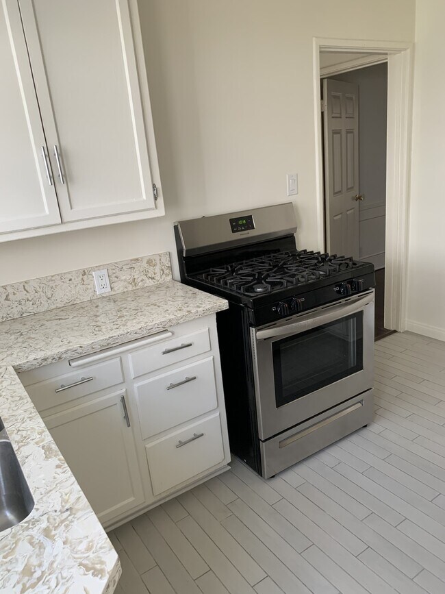 Building Photo - 609 Kelton Ave